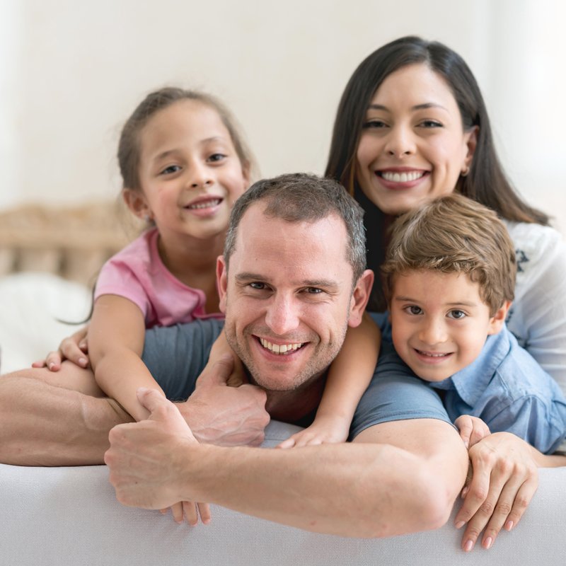 Família sorrindo — cuidado da Rede Saúde BH para toda a família