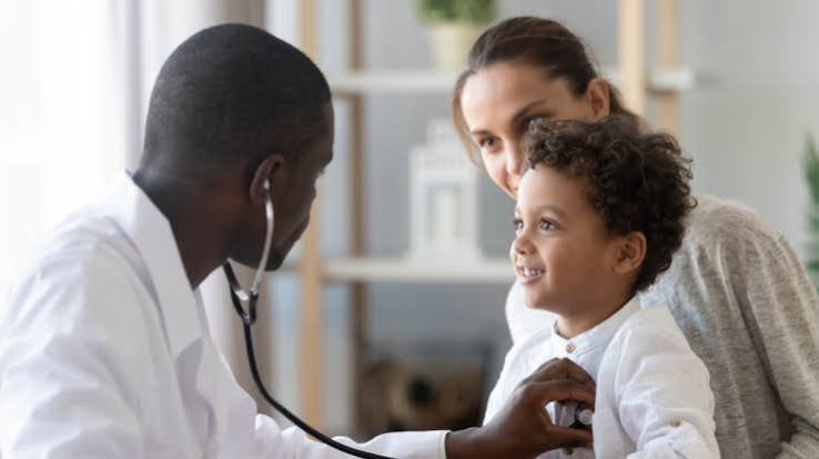 Consulta de pediatria — acompanhamento da criança